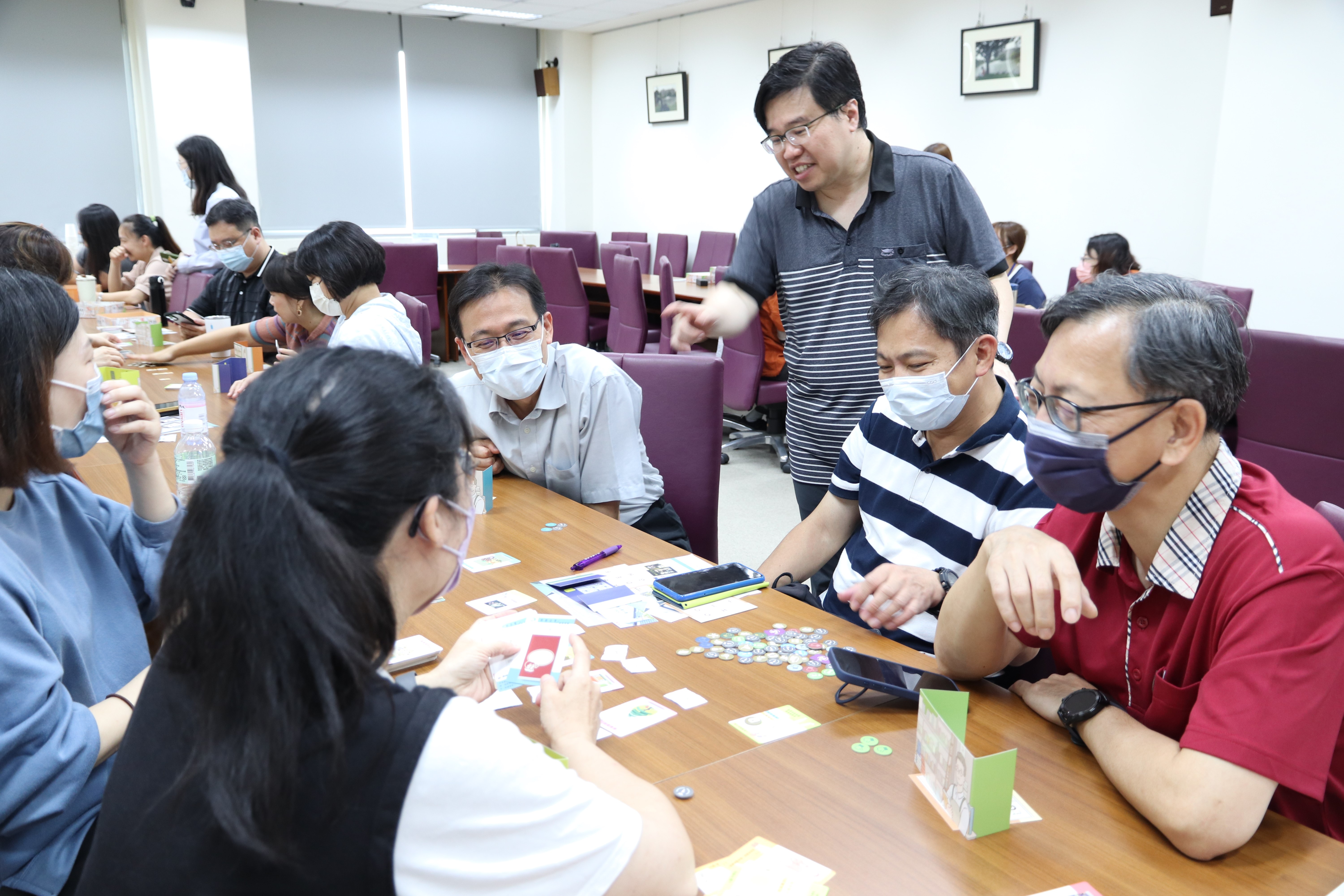 楊東岳執行長（大玩創意）帶領體驗選書師桌遊一起翻轉閱讀教育